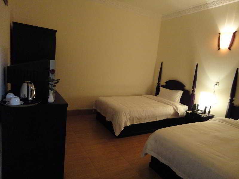 Trasak Pa-Em Hotel & Restaurant Phnom Penh Exteriör bild